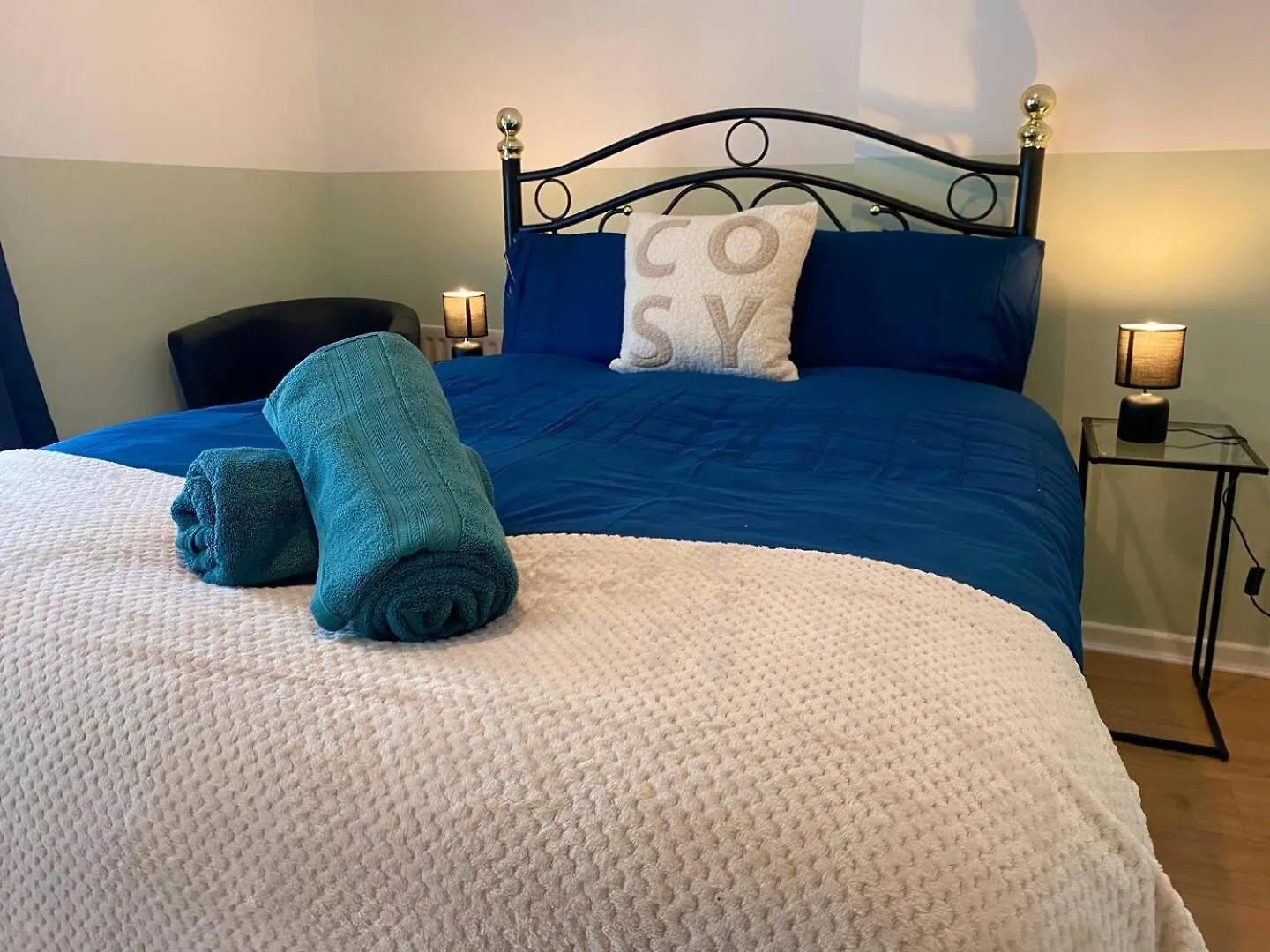 2Br City Side House Belfast 0*,