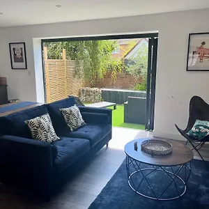 https://the-hideaway-with-own-private-sunny-garden.bournemouth-hotels.org